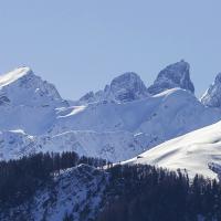 Les Aiguilles d'Arves bien sûr, avec à gauche, la grande dalle en pente de l'aiguille de l'Épaisseur, dont le topo figure sur les pages randos.
