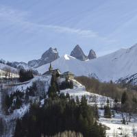 L'église de Montrond avec les Aiguilles d'Arves