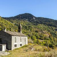 Chapelle Saint-Étienne, au-dessus du village du même nom, de construction antérieure au Xe siècle. Son autel extérieur en pierres rappelle la peste qui décima une partie de la population en 1630