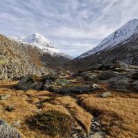 Pendant la montée depuis les ruines jusqu'au lacs Perrin, un dernier regard sur la montée du lac de Savine